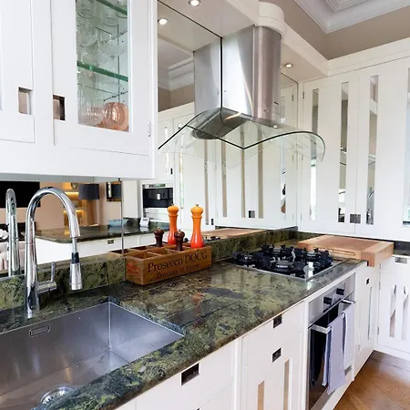 York Place - Spacious To Town With Views Apartment *