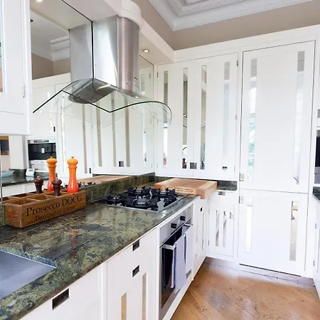 York Place - Spacious To Town With Views Apartment *