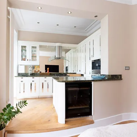 York Place - Spacious To Town With Views