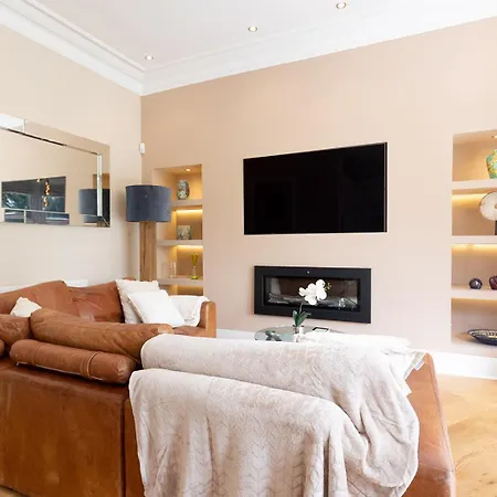 York Place - Spacious To Town With Views