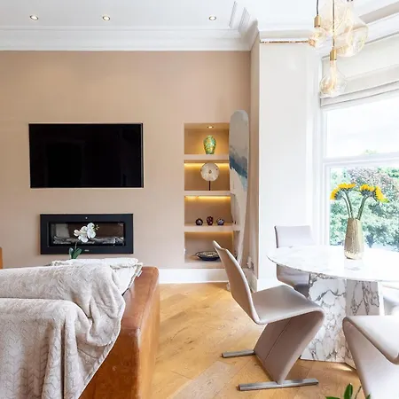 York Place - Spacious To Town With Views *