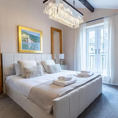 York Place - Spacious To Town With Views Apartman