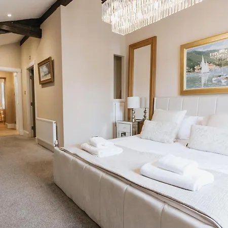 York Place - Spacious To Town With Views