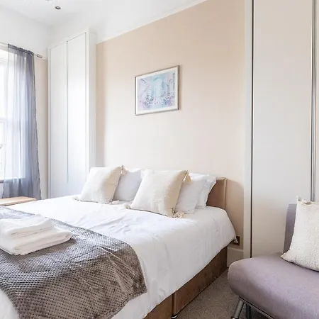 York Place - Spacious To Town With Views *