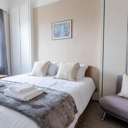 York Place - Spacious To Town With Views