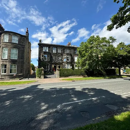 York Place - Spacious To Town With Views